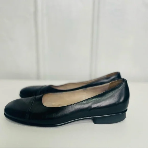 Authentic Chanel -Black Flats - Leather - Classic - Picture 1 of 13